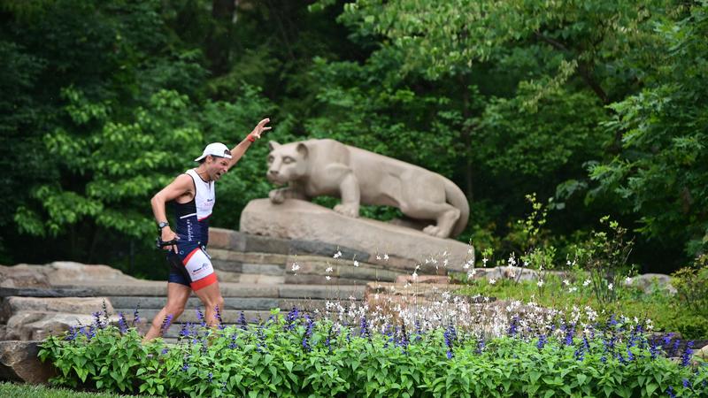 Runner in front of the Lion Shrine